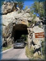 Needles Highway, met onze huurauto bij Iron Creek Tunnel