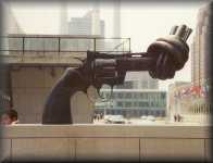 Luxemburgs beeld naast VN-gebouw